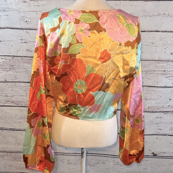 FOREVER 21 Cropped Long Sleeve Satin Blouse Retro Floral w Adjustable Front-0X - Picture 2 of 2